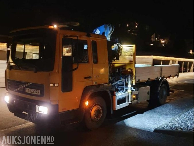 2006 Volvo FL6 med tipp og kran NYLIG EU OK TIL 22.10.2026 - Φορτηγό με γερανό: φωτογραφία 1 2006 Volvo FL6 med tipp og kran NYLIG EU OK TIL 22.10.2026 - Φορτηγό με γερανό: φωτογραφία 1