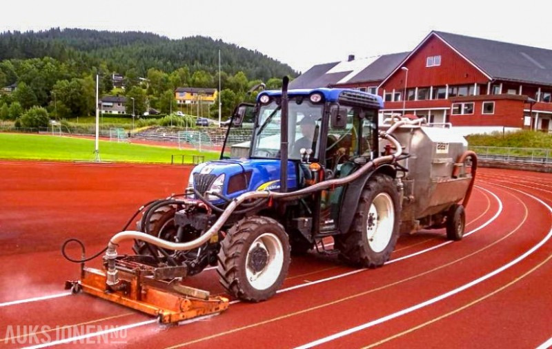 2011 New Holland T4050 - Traktor med spyleutstyr, spesielt laget for rengjøring av dekke på friidrettsbaner / løpebaner - Τρακτέρ: φωτογραφία 1 2011 New Holland T4050 - Traktor med spyleutstyr, spesielt laget for rengjøring av dekke på friidrettsbaner / løpebaner - Τρακτέρ: φωτογραφία 1