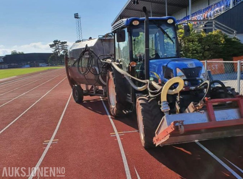 2011 New Holland T4050 - Traktor med spyleutstyr, spesielt laget for rengjøring av dekke på friidrettsbaner / løpebaner - Τρακτέρ: φωτογραφία 3 2011 New Holland T4050 - Traktor med spyleutstyr, spesielt laget for rengjøring av dekke på friidrettsbaner / løpebaner - Τρακτέρ: φωτογραφία 3