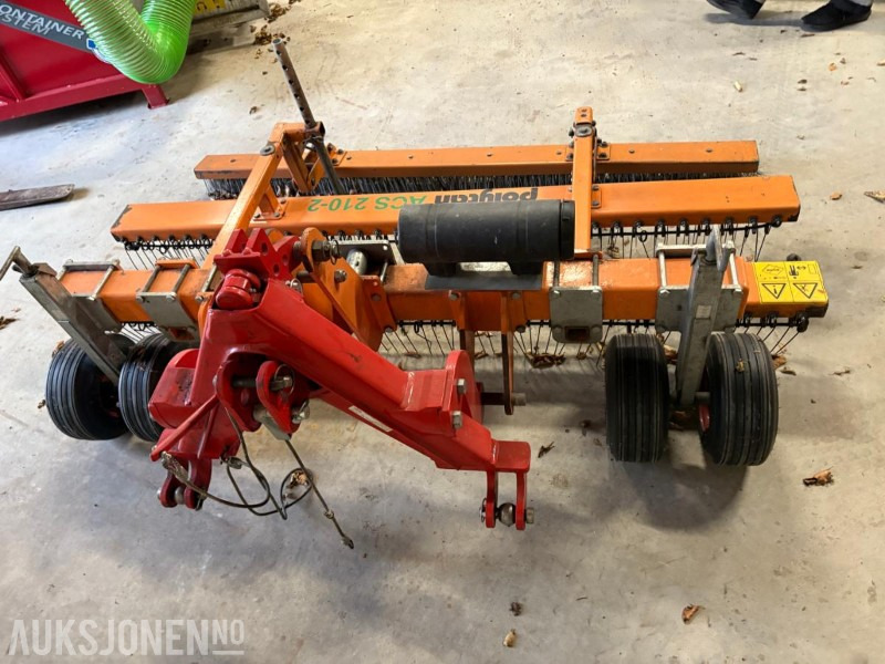 2013 Polytan ACS 210-2 kunstgresspleieaggregat,vedlikeholdsverktøy for kunstgressbaner - Γεωργικά μηχανήματα: φωτογραφία 4 2013 Polytan ACS 210-2 kunstgresspleieaggregat,vedlikeholdsverktøy for kunstgressbaner - Γεωργικά μηχανήματα: φωτογραφία 4