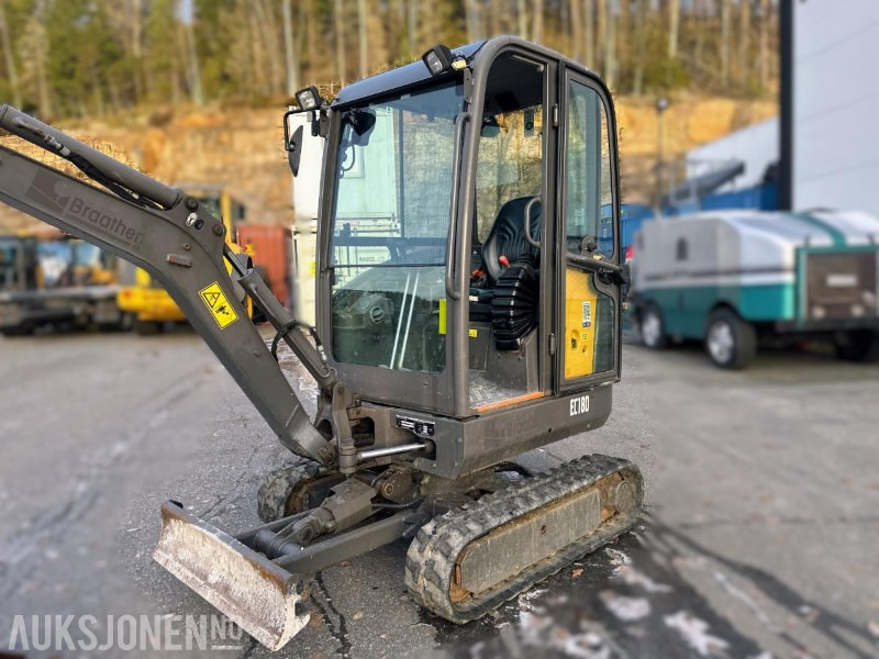 2017 VOLVO EC18D MINIGRAVER 1790 KG SMP GRAVESKUFFE 2358 TIMER - Μίνι εκσκαφέας: φωτογραφία 5 2017 VOLVO EC18D MINIGRAVER 1790 KG SMP GRAVESKUFFE 2358 TIMER - Μίνι εκσκαφέας: φωτογραφία 5