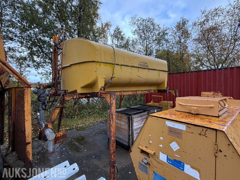 AB Skellefteå Plastcisterner - vanntank med sprederrampe Laxolås - Φορτηγό: φωτογραφία 2 AB Skellefteå Plastcisterner - vanntank med sprederrampe Laxolås - Φορτηγό: φωτογραφία 2