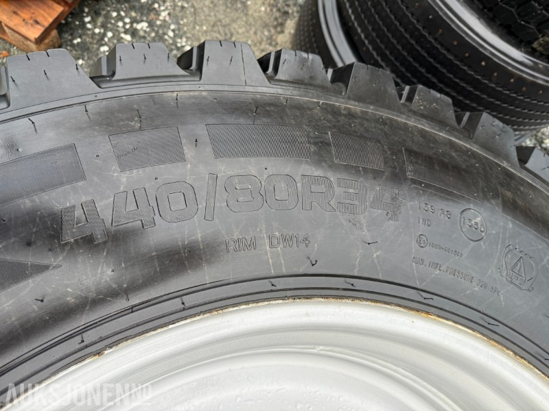 Traktordekk med pigg stått på New Holland T5060 - Γεωργικά μηχανήματα: φωτογραφία 2 Traktordekk med pigg stått på New Holland T5060 - Γεωργικά μηχανήματα: φωτογραφία 2