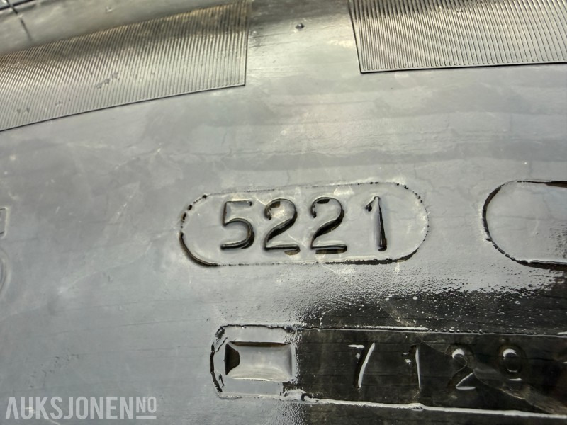 Traktordekk med pigg stått på New Holland T5060 - Γεωργικά μηχανήματα: φωτογραφία 3 Traktordekk med pigg stått på New Holland T5060 - Γεωργικά μηχανήματα: φωτογραφία 3