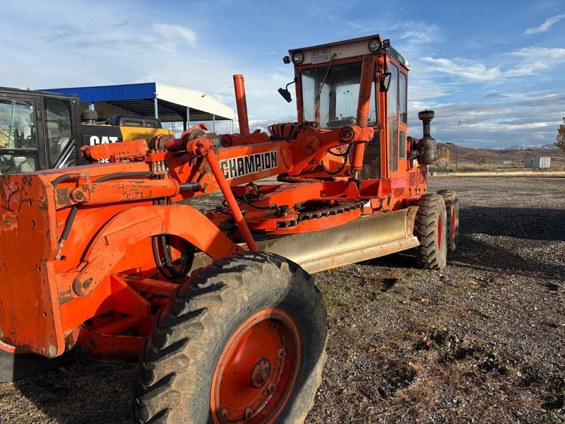 Champion D720 - Γκρέιντερ: φωτογραφία 1 Champion D720 - Γκρέιντερ: φωτογραφία 1