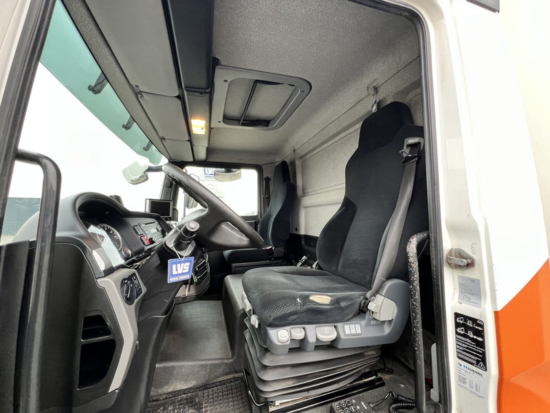 Interior photo 1: Φορτηγό κόφα MAN TGL 180 4x2 Bakwagen Dhollandia 1000kg / BOX