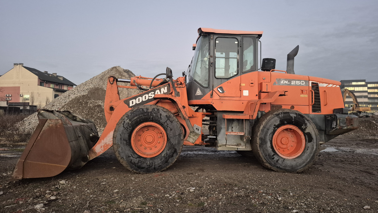 DOOSAN DL250-3 - Ελαστιχοφόρος φορτωτής: φωτογραφία 1 DOOSAN DL250-3 - Ελαστιχοφόρος φορτωτής: φωτογραφία 1