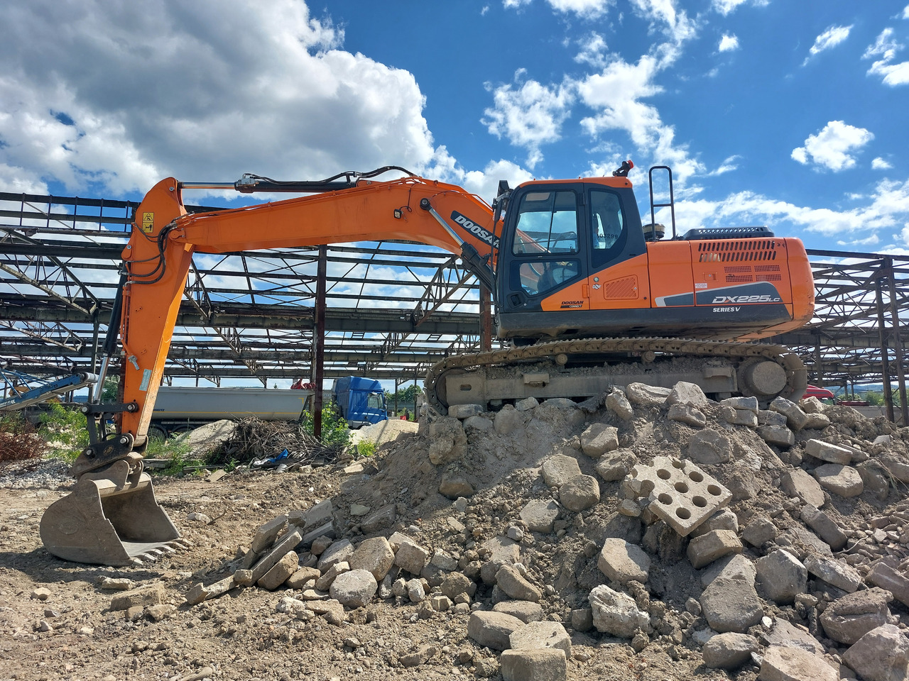 DOOSAN DX225LC-5 - Ερπυστριοφόρος εκσκαφέας: φωτογραφία 1 DOOSAN DX225LC-5 - Ερπυστριοφόρος εκσκαφέας: φωτογραφία 1