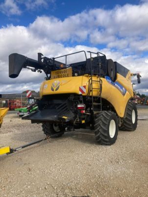 New Holland CR 7.90 - Θεριζοαλωνιστική μηχανή: φωτογραφία 4 New Holland CR 7.90 - Θεριζοαλωνιστική μηχανή: φωτογραφία 4