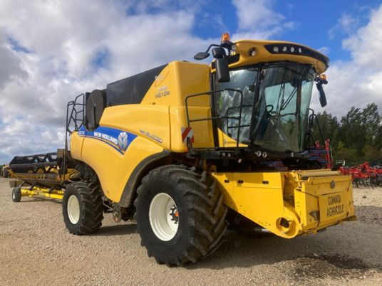 New Holland CR 7.90 - Θεριζοαλωνιστική μηχανή: φωτογραφία 3 New Holland CR 7.90 - Θεριζοαλωνιστική μηχανή: φωτογραφία 3