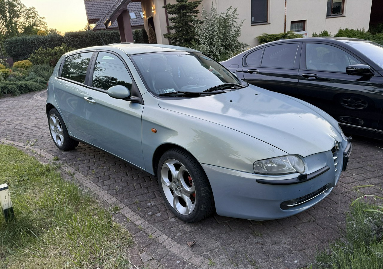 Hatchback Alfa Romeo 147 Alfa Romeo 147 Klima 1.9 jtd-140KM: φωτογραφία 1