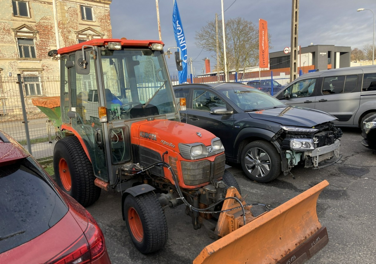Inna Inny Traktor Kubota 4X4 B 3030 Odśnieżarka posypywarka Pług 2011 - Δημοτικό τρακτέρ: φωτογραφία 2 Inna Inny Traktor Kubota 4X4 B 3030 Odśnieżarka posypywarka Pług 2011 - Δημοτικό τρακτέρ: φωτογραφία 2