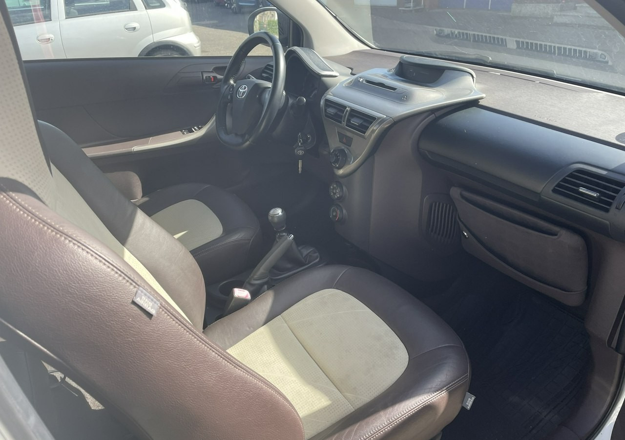 Toyota IQ Toyota iQ Klima - Hatchback: φωτογραφία 4 Toyota IQ Toyota iQ Klima - Hatchback: φωτογραφία 4