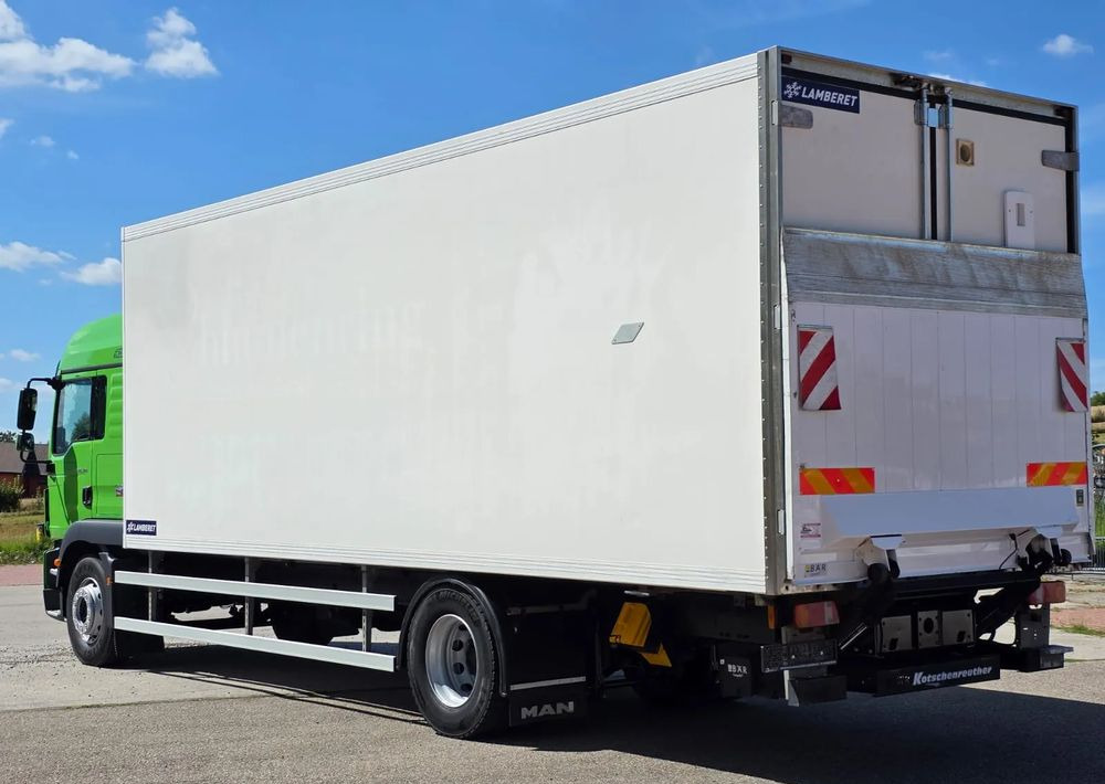 MAN TGM 18.340 / 18.290 / 15.290 / IZOTERMA / WINDA / 19PALET /E6 / SPROWADZONY / AUTOMAT / SYPIALKA / PIERWSZY WŁAŚCICIEL / BOCZNE DRZWI / STAN BARDZO DOBRY - Φορτηγό ψυγείο: φωτογραφία 4 MAN TGM 18.340 / 18.290 / 15.290 / IZOTERMA / WINDA / 19PALET /E6 / SPROWADZONY / AUTOMAT / SYPIALKA / PIERWSZY WŁAŚCICIEL / BOCZNE DRZWI / STAN BARDZO DOBRY - Φορτηγό ψυγείο: φωτογραφία 4