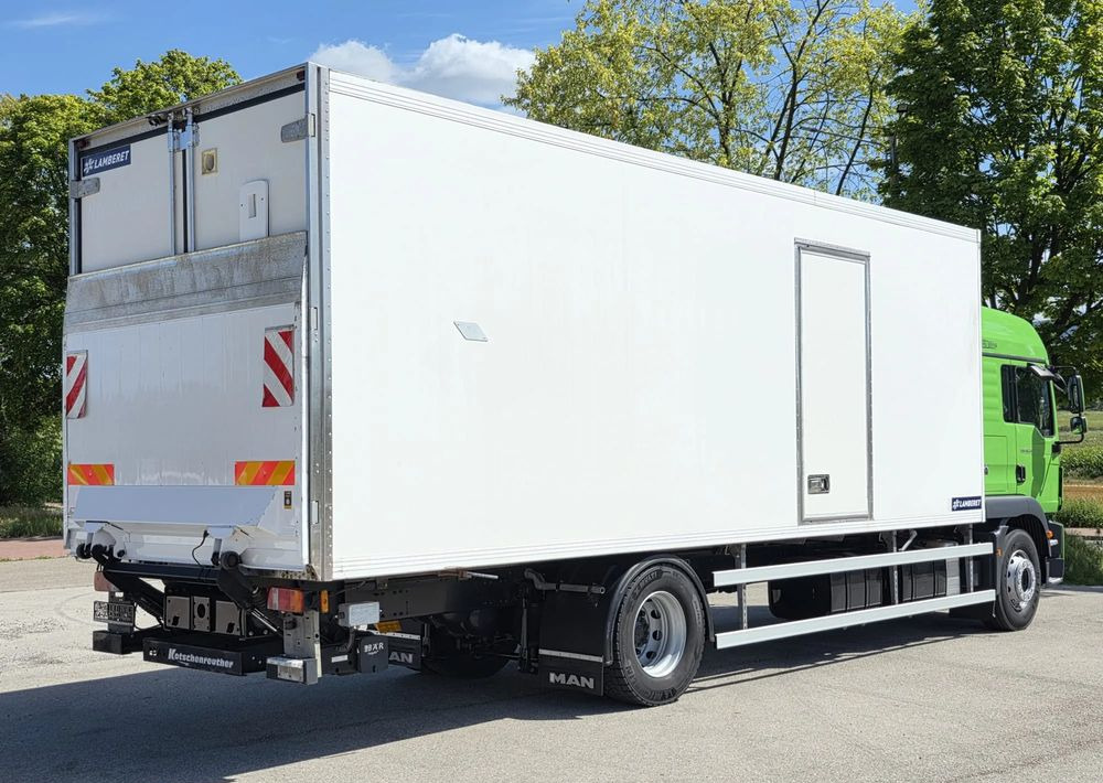 MAN TGM 18.340 / 18.290 / 15.290 / IZOTERMA / WINDA / 19PALET /E6 / SPROWADZONY / AUTOMAT / SYPIALKA / PIERWSZY WŁAŚCICIEL / BOCZNE DRZWI / STAN BARDZO DOBRY - Φορτηγό ψυγείο: φωτογραφία 4 MAN TGM 18.340 / 18.290 / 15.290 / IZOTERMA / WINDA / 19PALET /E6 / SPROWADZONY / AUTOMAT / SYPIALKA / PIERWSZY WŁAŚCICIEL / BOCZNE DRZWI / STAN BARDZO DOBRY - Φορτηγό ψυγείο: φωτογραφία 4