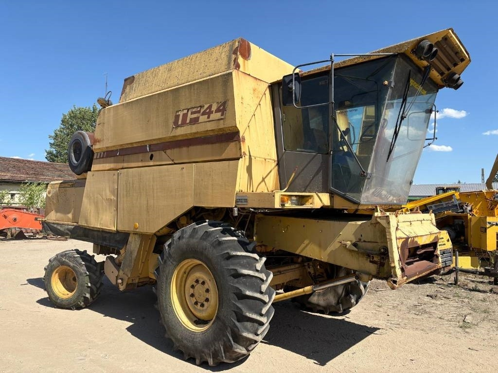 New Holland TF 44 - Θεριζοαλωνιστική μηχανή: φωτογραφία 4 New Holland TF 44 - Θεριζοαλωνιστική μηχανή: φωτογραφία 4