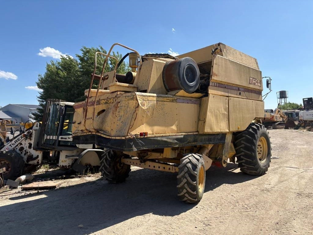 New Holland TF 44 - Θεριζοαλωνιστική μηχανή: φωτογραφία 2 New Holland TF 44 - Θεριζοαλωνιστική μηχανή: φωτογραφία 2