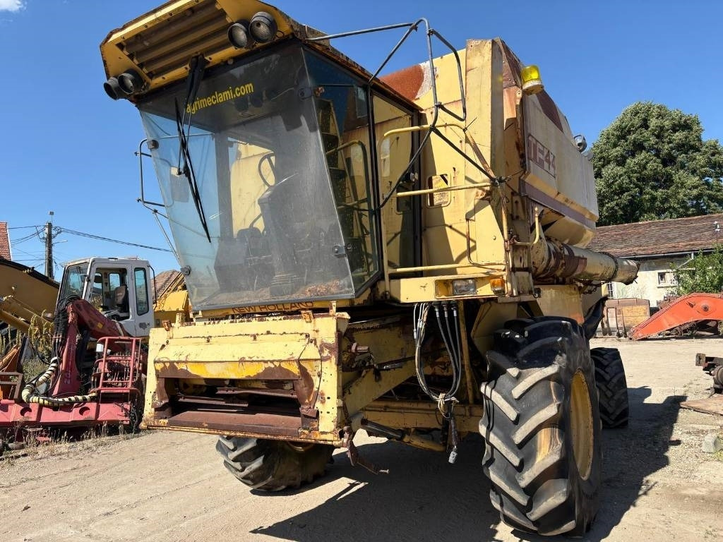New Holland TF 44 - Θεριζοαλωνιστική μηχανή: φωτογραφία 1 New Holland TF 44 - Θεριζοαλωνιστική μηχανή: φωτογραφία 1