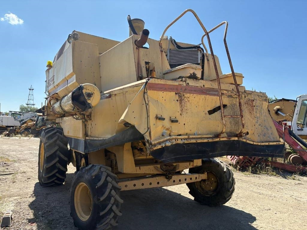 New Holland TF 44 - Θεριζοαλωνιστική μηχανή: φωτογραφία 3 New Holland TF 44 - Θεριζοαλωνιστική μηχανή: φωτογραφία 3