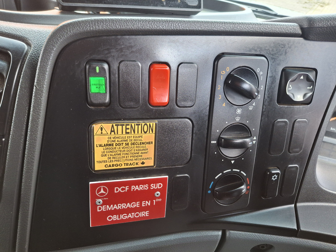 Σάρωθρο δρόμων Mercedes-Benz Atego 1524: φωτογραφία 29 Σάρωθρο δρόμων Mercedes-Benz Atego 1524: φωτογραφία 29