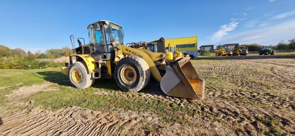 New Holland W 190 B - Ελαστιχοφόρος φορτωτής: φωτογραφία 4 New Holland W 190 B - Ελαστιχοφόρος φορτωτής: φωτογραφία 4