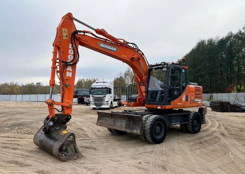 Doosan DX140W-3 - Τροχοφόρος εκσκαφέας: φωτογραφία 4 Doosan DX140W-3 - Τροχοφόρος εκσκαφέας: φωτογραφία 4