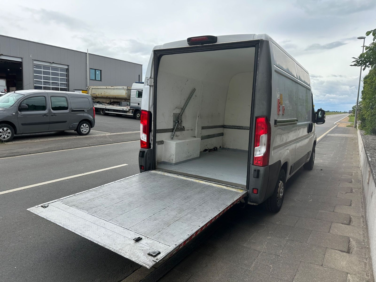Fiat Ducato130*Automatik*Ladebordwand/LBW 500Kg - Βαν: φωτογραφία 3 Fiat Ducato130*Automatik*Ladebordwand/LBW 500Kg - Βαν: φωτογραφία 3