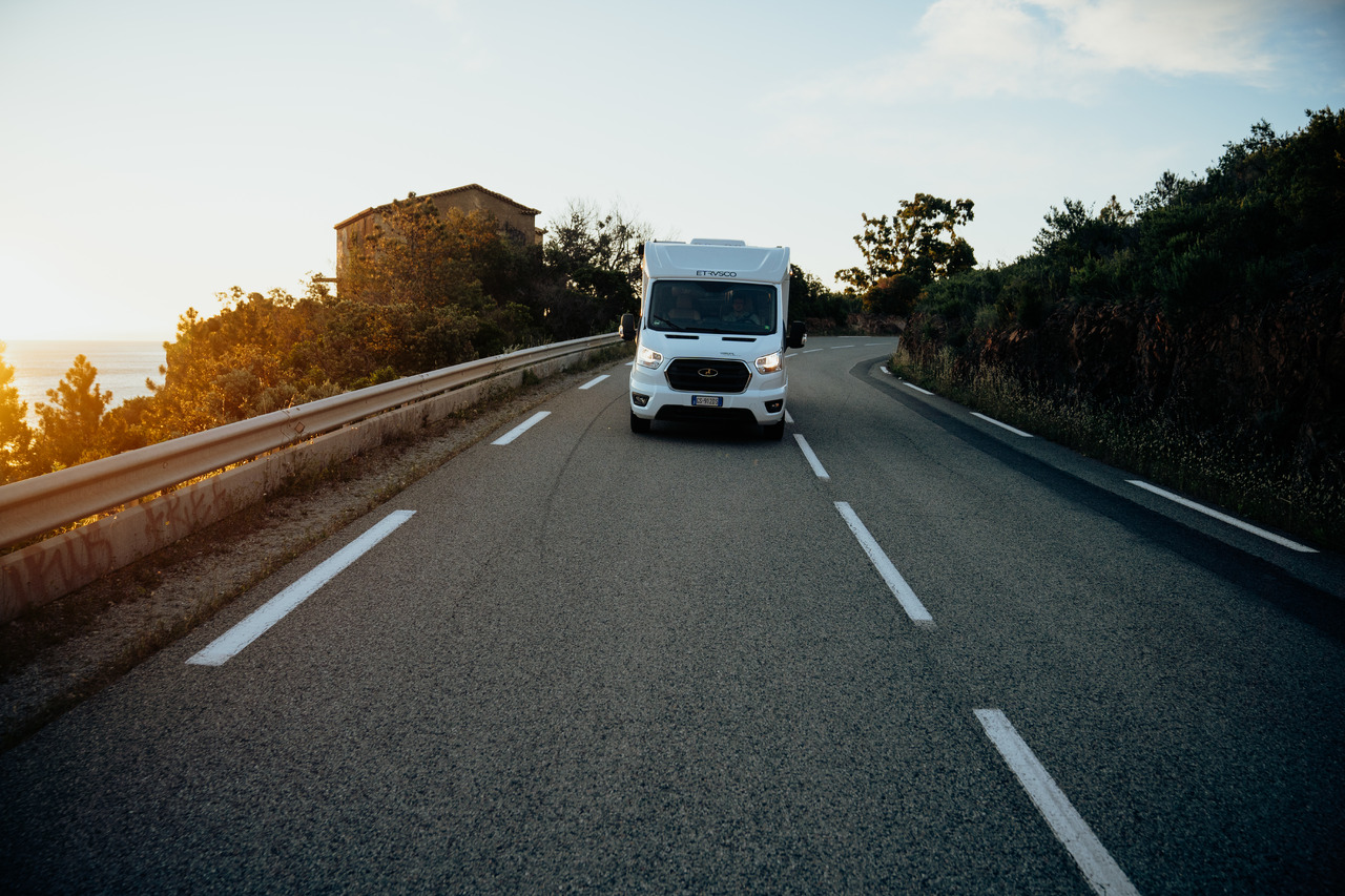 ETRUSCO Etrusco V 6.8 SCF - Τροχόσπιτο: φωτογραφία 4 ETRUSCO Etrusco V 6.8 SCF - Τροχόσπιτο: φωτογραφία 4