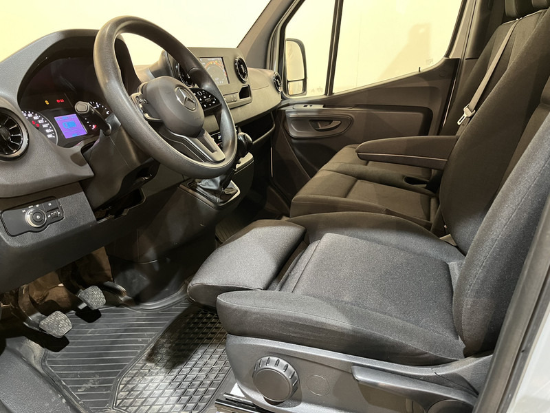 Mercedes-Benz Sprinter 315 CDI L3 RWD Open Laadbak / Euro 6 / Airco / MBUX / CarPlay / Navigatie / 3-Zits / 75.200 KM !! / BPM VRIJ !! - Μικρό φορτηγό με καρότσα: φωτογραφία 5 Mercedes-Benz Sprinter 315 CDI L3 RWD Open Laadbak / Euro 6 / Airco / MBUX / CarPlay / Navigatie / 3-Zits / 75.200 KM !! / BPM VRIJ !! - Μικρό φορτηγό με καρότσα: φωτογραφία 5