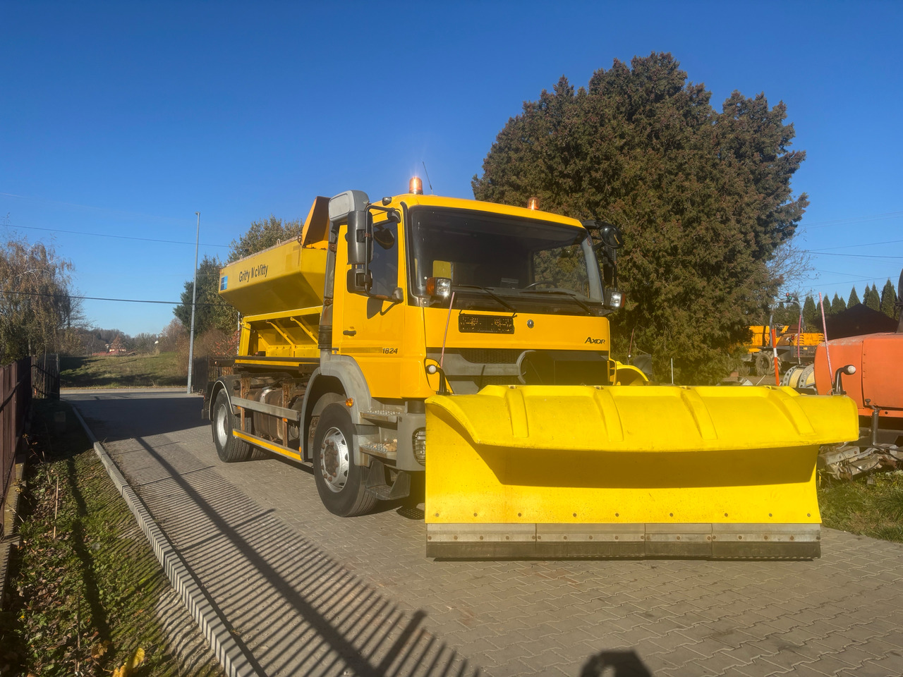 Mercedes AXOR 1824 4x2 Spreader/Gritter/Plough - Εκχιονιστικό μηχάνημα: φωτογραφία 2 Mercedes AXOR 1824 4x2 Spreader/Gritter/Plough - Εκχιονιστικό μηχάνημα: φωτογραφία 2