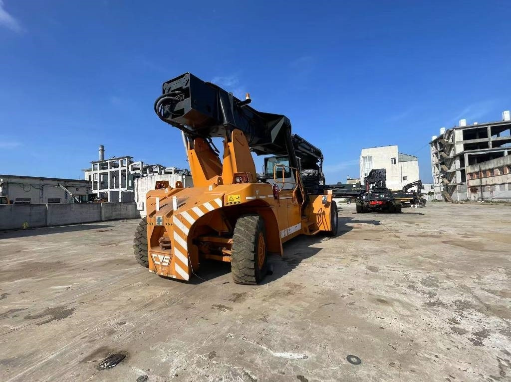 CVS Ferrari F 278.6 - Reachstacker: φωτογραφία 3 CVS Ferrari F 278.6 - Reachstacker: φωτογραφία 3