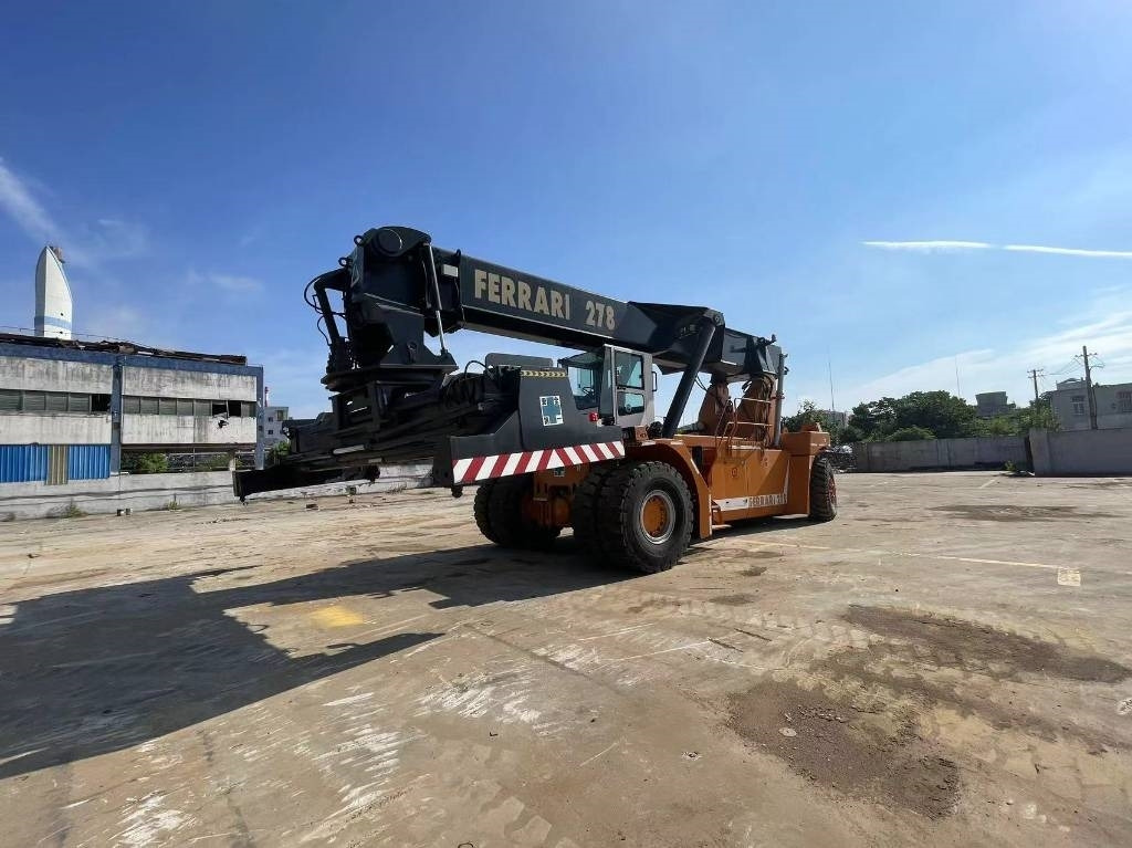 CVS Ferrari F 278.6 - Reachstacker: φωτογραφία 1 CVS Ferrari F 278.6 - Reachstacker: φωτογραφία 1