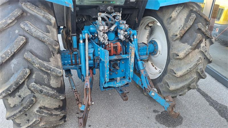 Ford 8240 - Τρακτέρ: φωτογραφία 4 Ford 8240 - Τρακτέρ: φωτογραφία 4