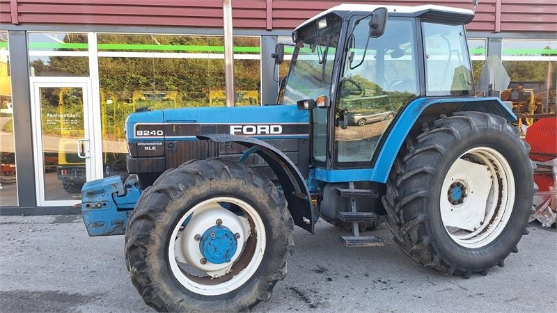 Ford 8240 - Τρακτέρ: φωτογραφία 1 Ford 8240 - Τρακτέρ: φωτογραφία 1