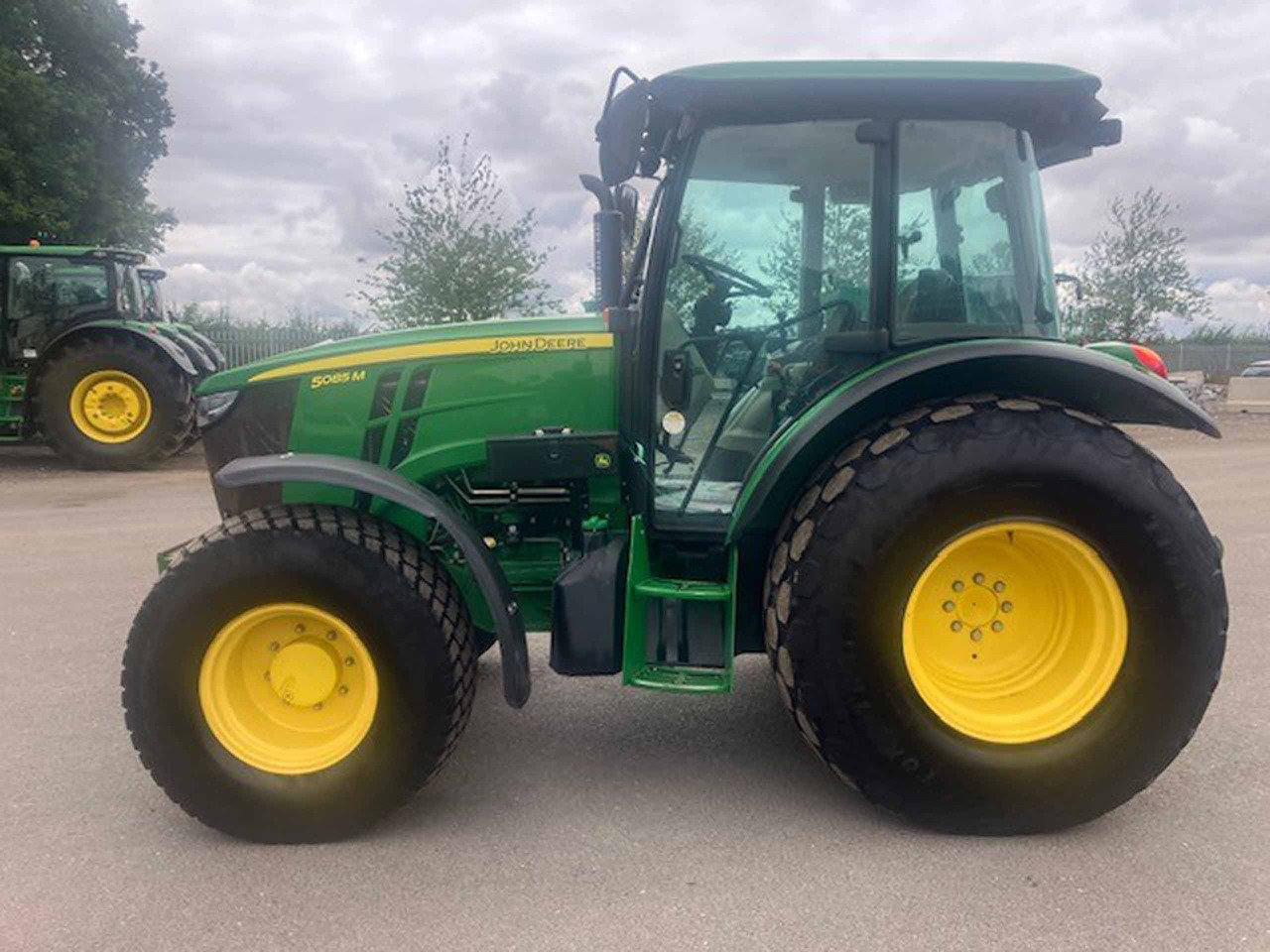 John Deere 5085M - Τρακτέρ: φωτογραφία 2 John Deere 5085M - Τρακτέρ: φωτογραφία 2