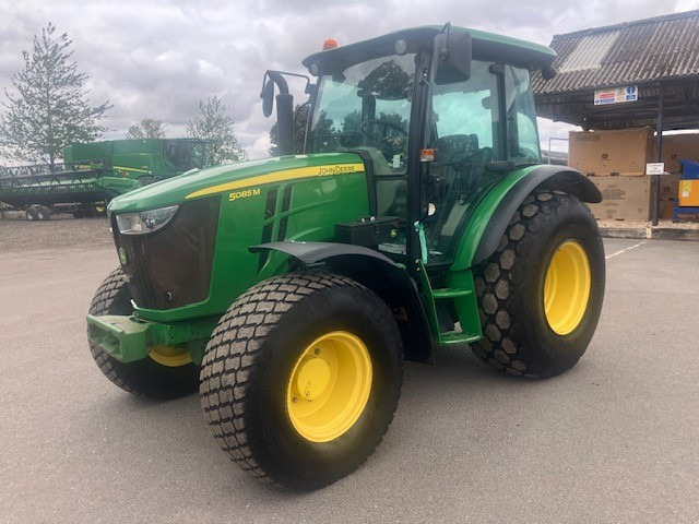 John Deere 5085M - Τρακτέρ: φωτογραφία 1 John Deere 5085M - Τρακτέρ: φωτογραφία 1