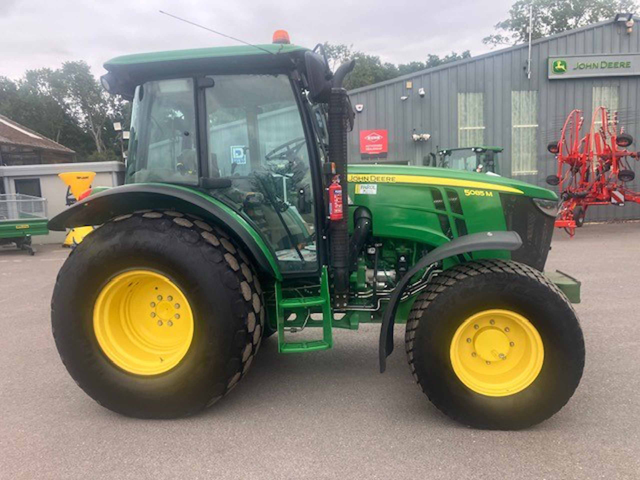 John Deere 5085M - Τρακτέρ: φωτογραφία 5 John Deere 5085M - Τρακτέρ: φωτογραφία 5