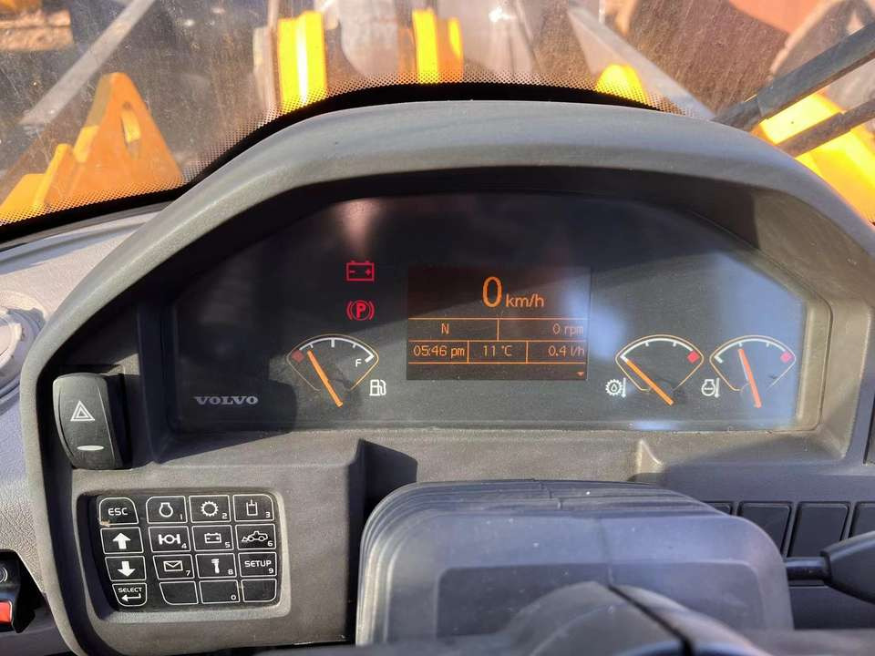 Used Volvo L120GZ 6 Ton Capacity Wheel Loader Available for Sale - Ελαστιχοφόρος φορτωτής: φωτογραφία 5 Used Volvo L120GZ 6 Ton Capacity Wheel Loader Available for Sale - Ελαστιχοφόρος φορτωτής: φωτογραφία 5