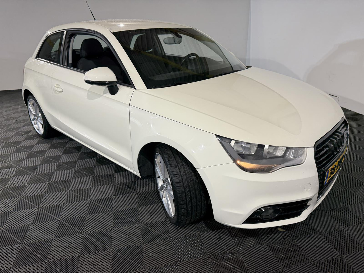 Audi | A1 | 1.2 TFSI Ambition Pro Line | 2011 | 173.570 km | 38PBP4 | Logisch - Hatchback: φωτογραφία 3 Audi | A1 | 1.2 TFSI Ambition Pro Line | 2011 | 173.570 km | 38PBP4 | Logisch - Hatchback: φωτογραφία 3