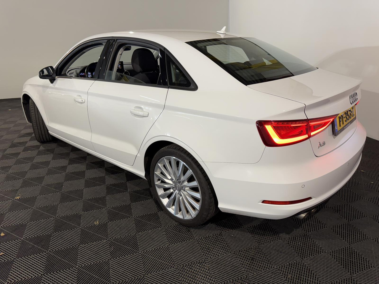 Audi | A3 Limousine | 1.4 TFSI Attraction Pro Line Plus Automaat | 2016 | 256.538 km | PT353Z | Geen oordeel - Λιμουζίνα/ Sedan: φωτογραφία 4 Audi | A3 Limousine | 1.4 TFSI Attraction Pro Line Plus Automaat | 2016 | 256.538 km | PT353Z | Geen oordeel - Λιμουζίνα/ Sedan: φωτογραφία 4