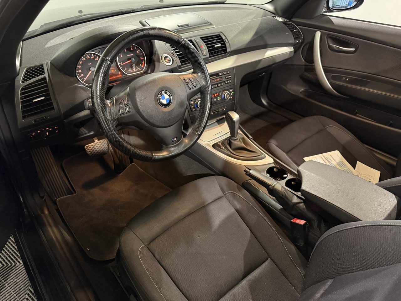 BMW | 1-serie Cabrio | 118i High Executive | 2009 | 114.310 km | 43HZT4 | Logisch - Αυτοκίνητο: φωτογραφία 3 BMW | 1-serie Cabrio | 118i High Executive | 2009 | 114.310 km | 43HZT4 | Logisch - Αυτοκίνητο: φωτογραφία 3