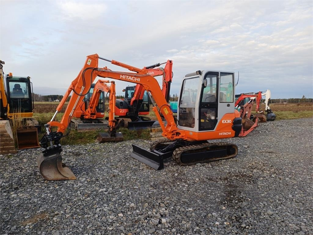 Hitachi EX30 Kallistuvalla liittimellä - Μίνι εκσκαφέας: φωτογραφία 1 Hitachi EX30 Kallistuvalla liittimellä - Μίνι εκσκαφέας: φωτογραφία 1