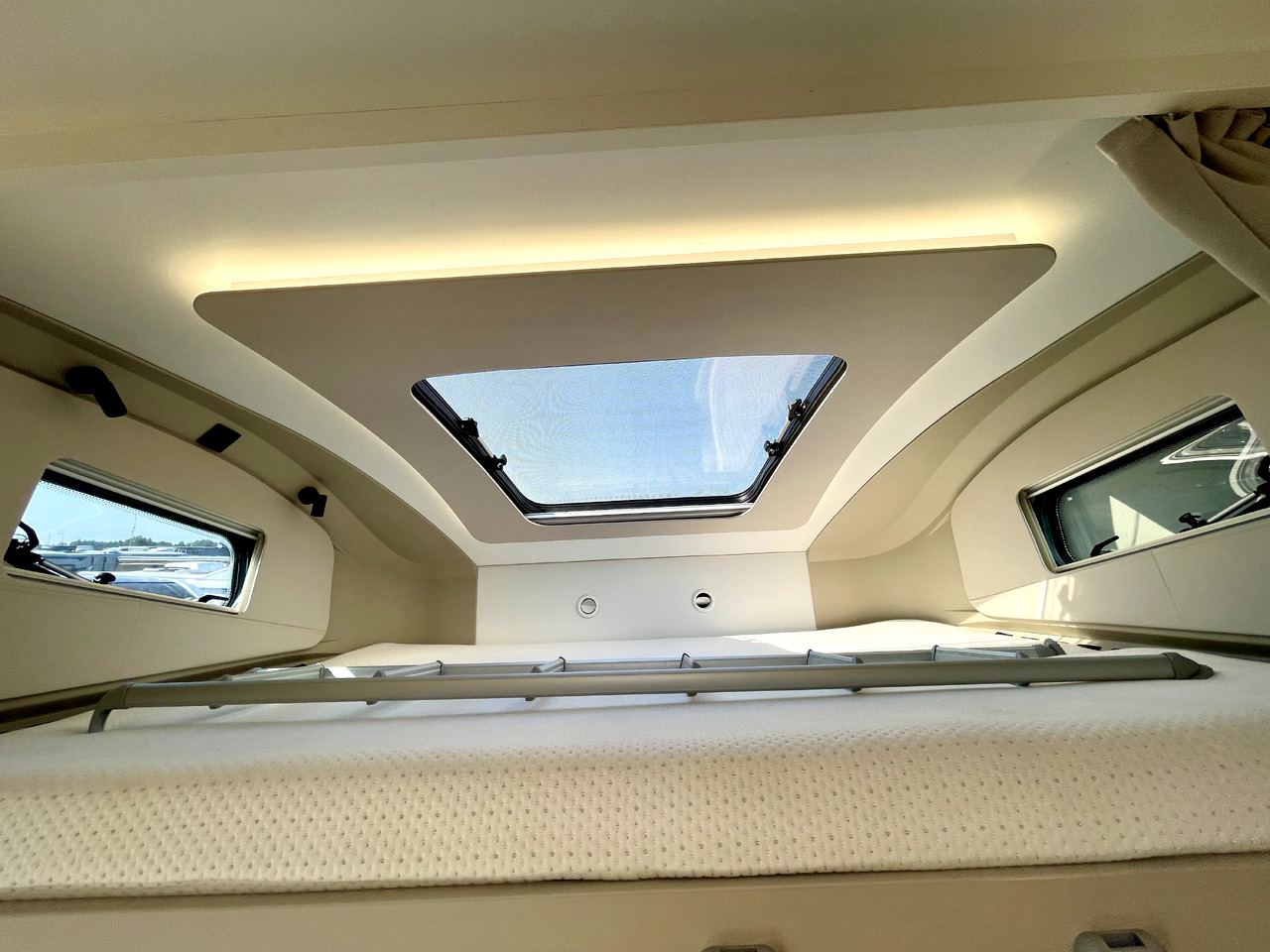 Αυτοκινούμενο με σοφίτα Adria Coral Xl 600 DP: φωτογραφία 9 Αυτοκινούμενο με σοφίτα Adria Coral Xl 600 DP: φωτογραφία 9