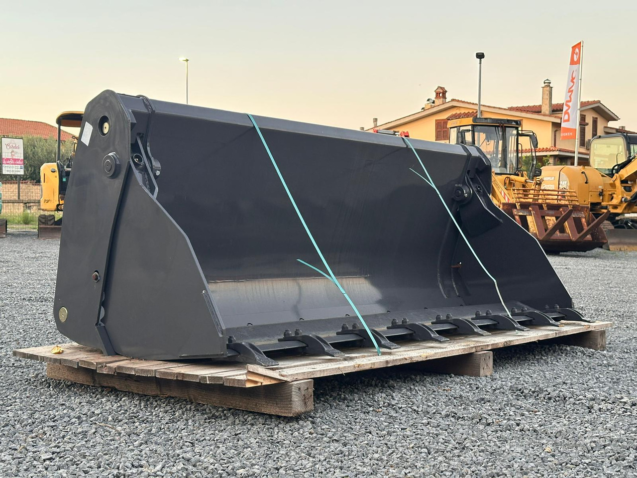 NEW HOLLAND 220 - Κουβάς για φορτωτή: φωτογραφία 1 NEW HOLLAND 220 - Κουβάς για φορτωτή: φωτογραφία 1