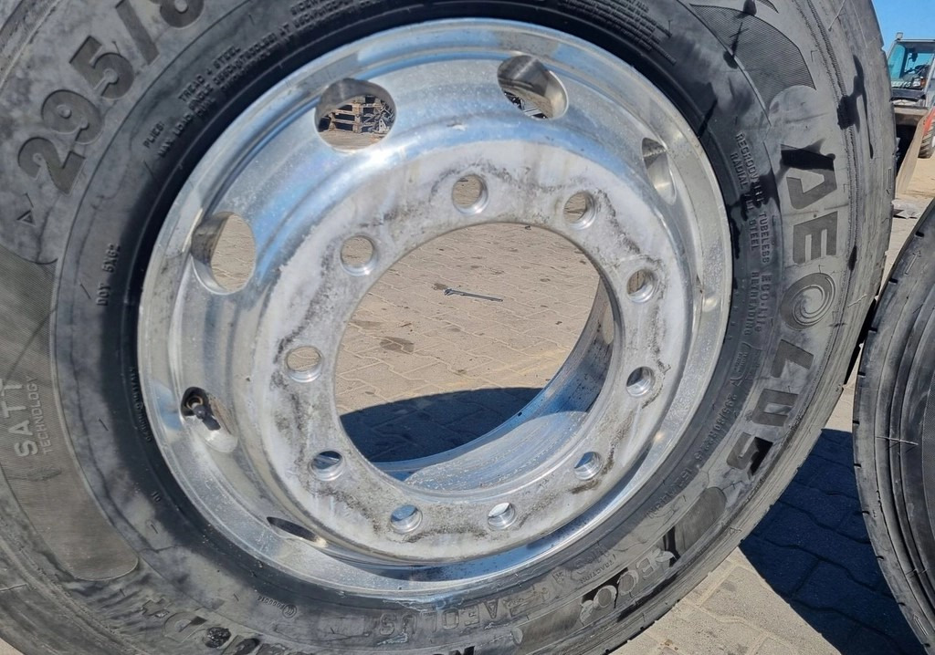 ALUMINIOWA ALCOA 22.5 X 9.00 -176 - Ζάντα: φωτογραφία 3 ALUMINIOWA ALCOA 22.5 X 9.00 -176 - Ζάντα: φωτογραφία 3