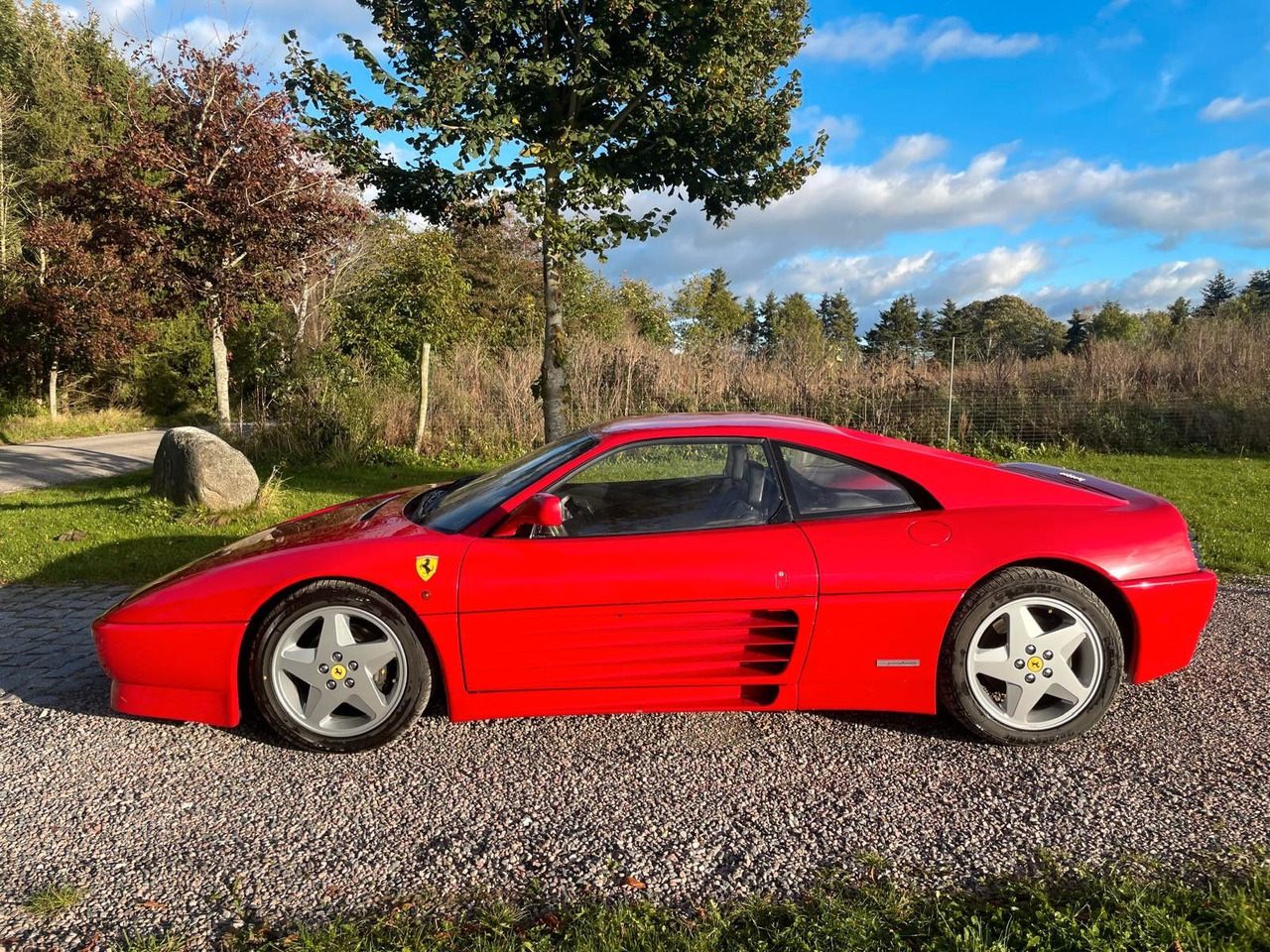 Ferrari 348 TB - Κουπέ αυτοκίνητο: φωτογραφία 2 Ferrari 348 TB - Κουπέ αυτοκίνητο: φωτογραφία 2