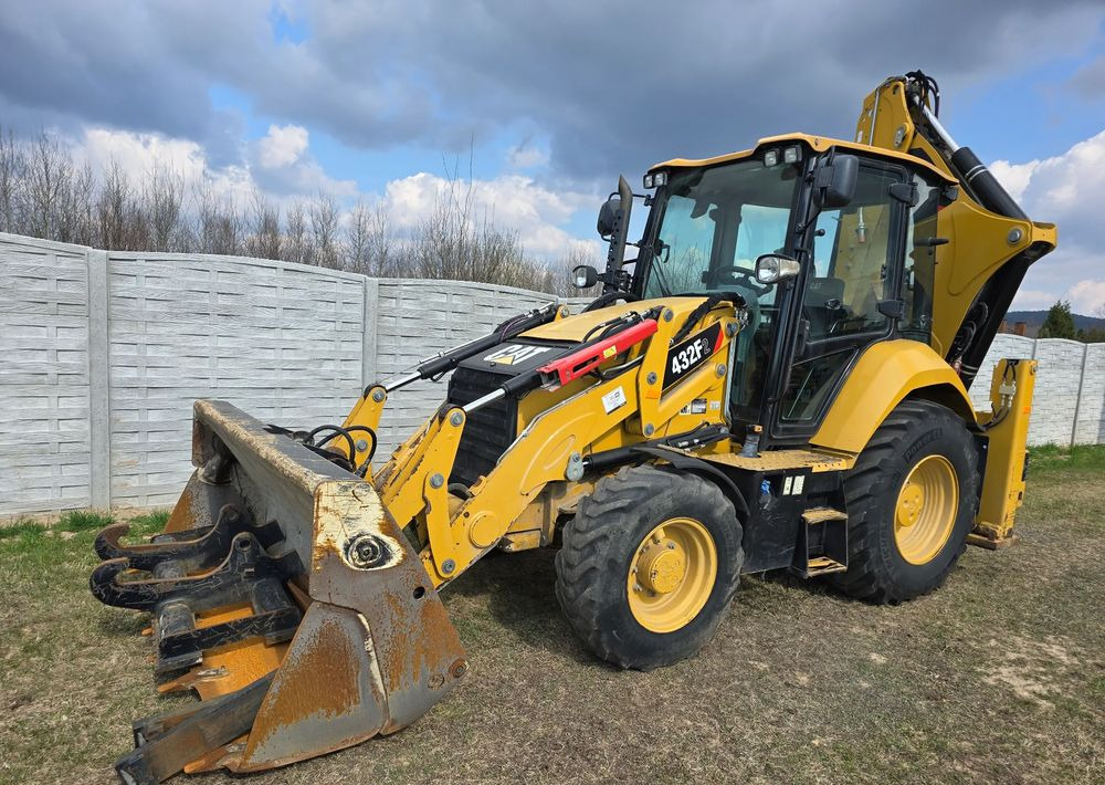 Caterpillar - Φορτωτής εκσκαφέας: φωτογραφία 1 Caterpillar - Φορτωτής εκσκαφέας: φωτογραφία 1