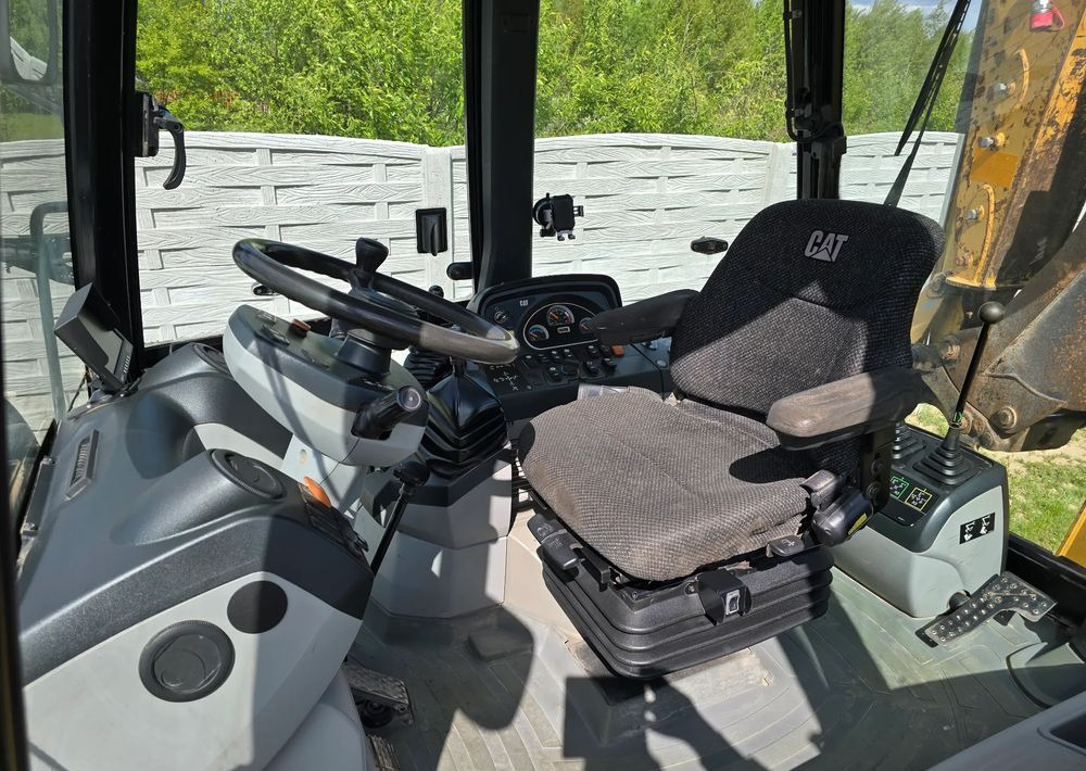 Caterpillar - Φορτωτής εκσκαφέας: φωτογραφία 3 Caterpillar - Φορτωτής εκσκαφέας: φωτογραφία 3