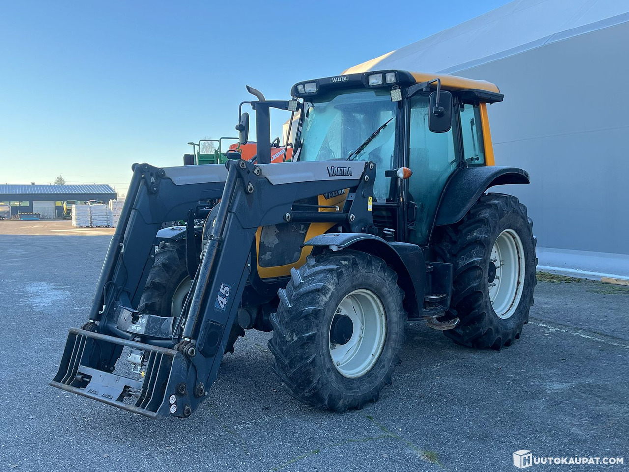 Valtra N92 tractor with loader, 5,500 h, 2010, Salo - Τρακτέρ: φωτογραφία 1 Valtra N92 tractor with loader, 5,500 h, 2010, Salo - Τρακτέρ: φωτογραφία 1