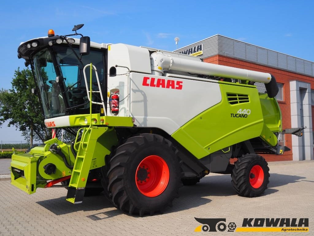 Claas Tucano 440 + V620 - Θεριζοαλωνιστική μηχανή: φωτογραφία 1 Claas Tucano 440 + V620 - Θεριζοαλωνιστική μηχανή: φωτογραφία 1